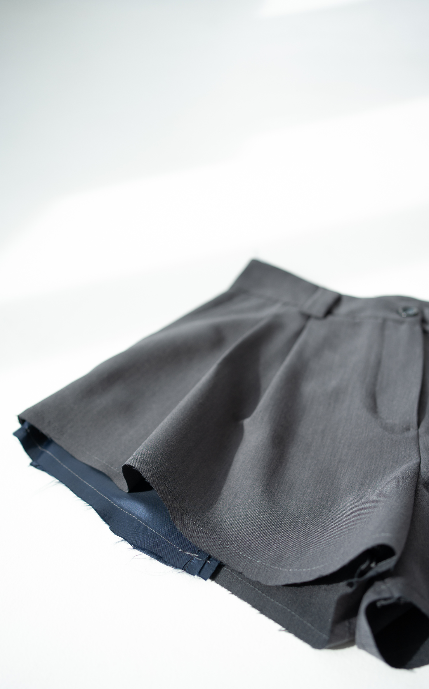 CROSSOVER SHORTS IN GREY