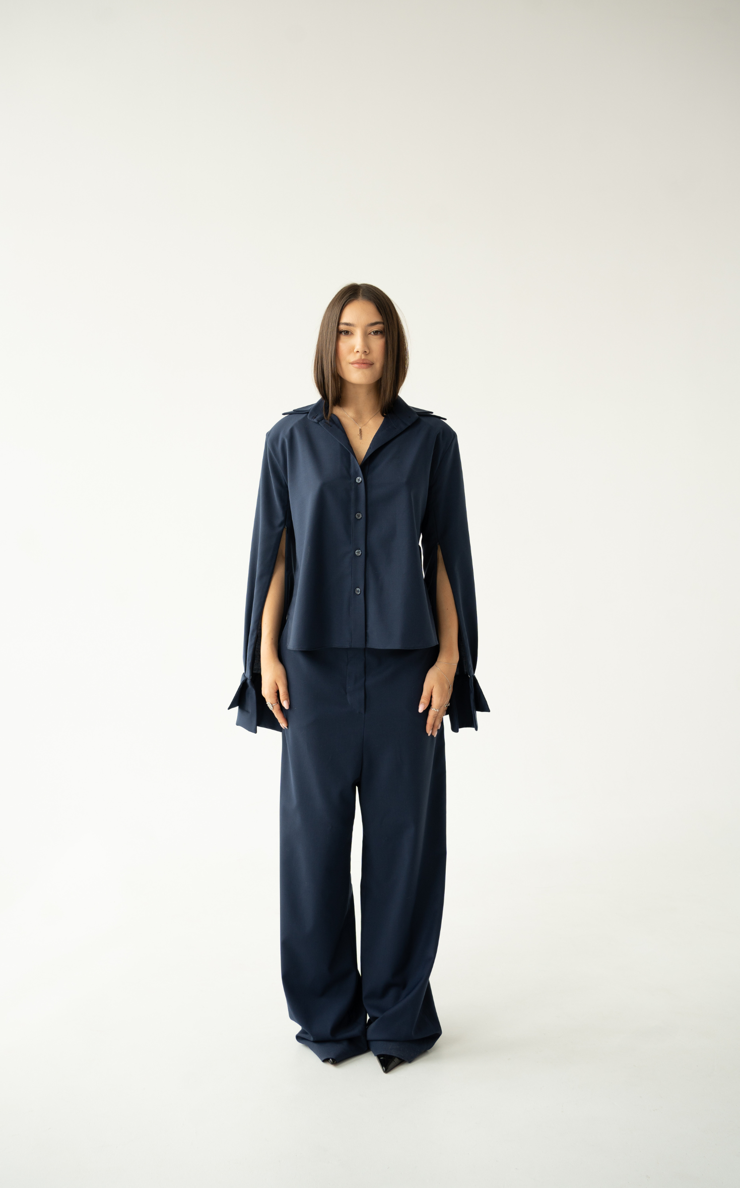 LOW-WAIST WOOL PANTS IN NAVY