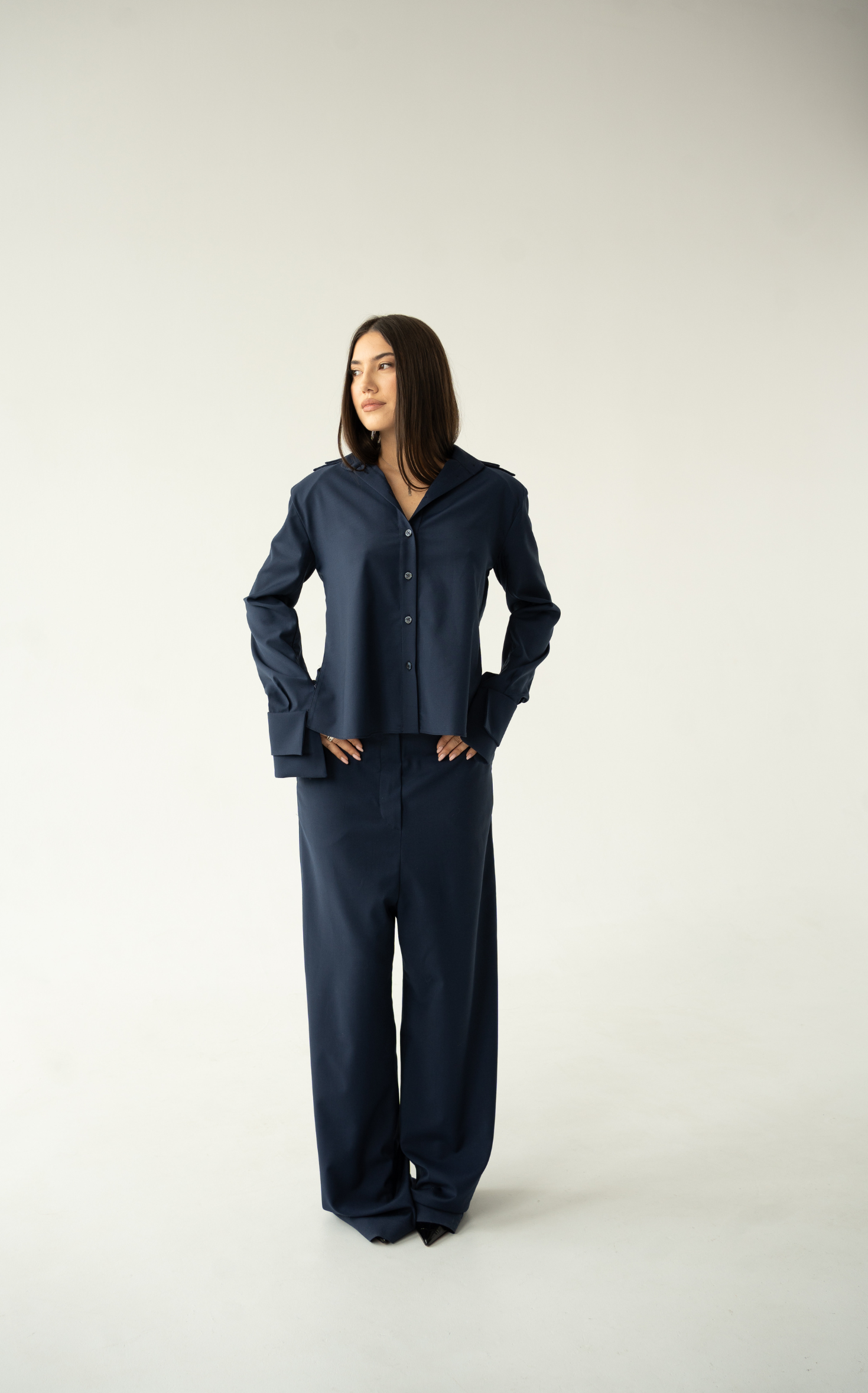 LOW-WAIST WOOL PANTS IN NAVY
