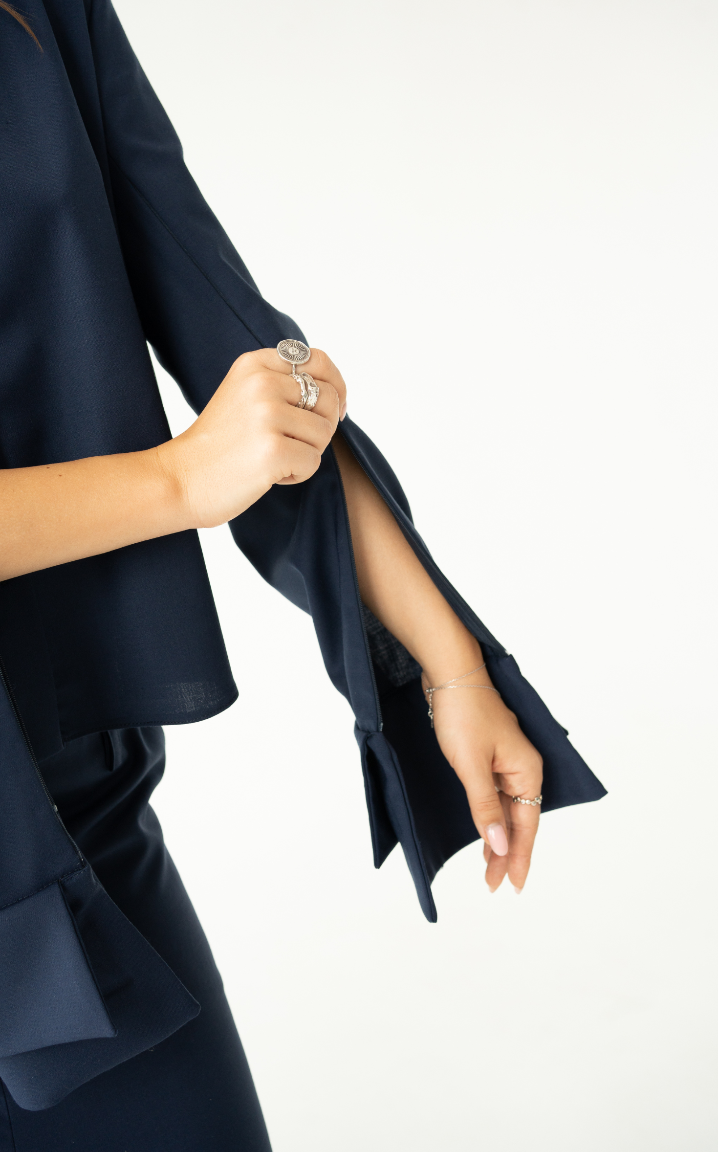 ZIPPED SLEEVE WOOL SHIRT IN NAVY